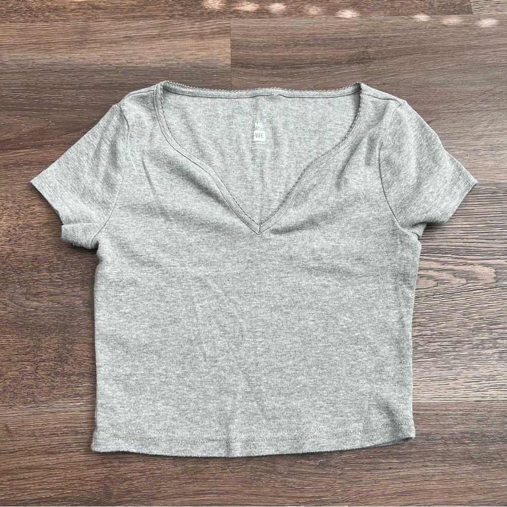 Me to We Essentials Baby Tee Crop Top Grey Size Small V-Neck Fitted Short Sleeve